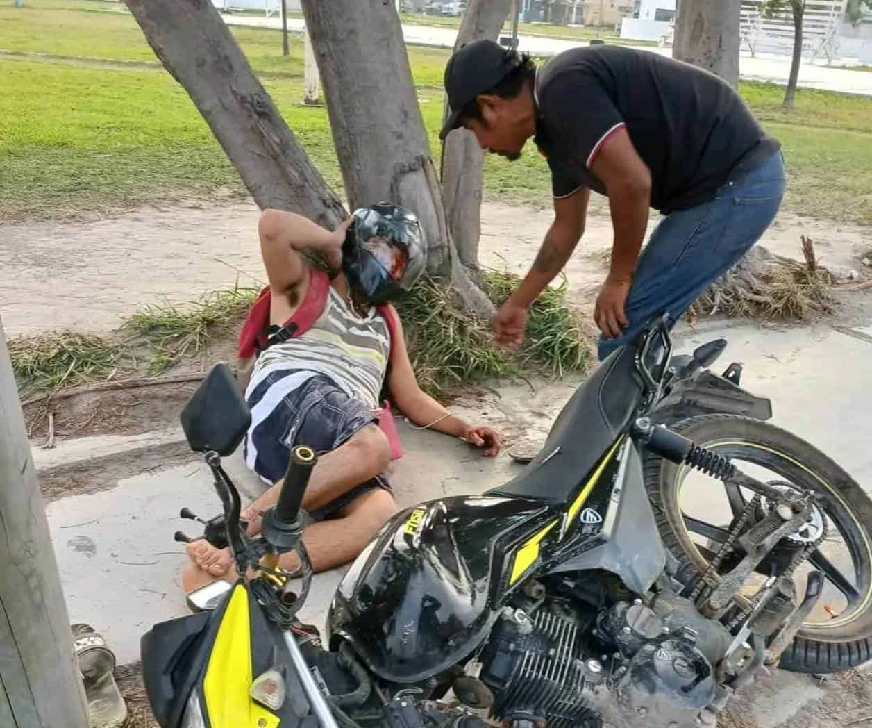 Motociclista lesionado al proyectarse contra poste