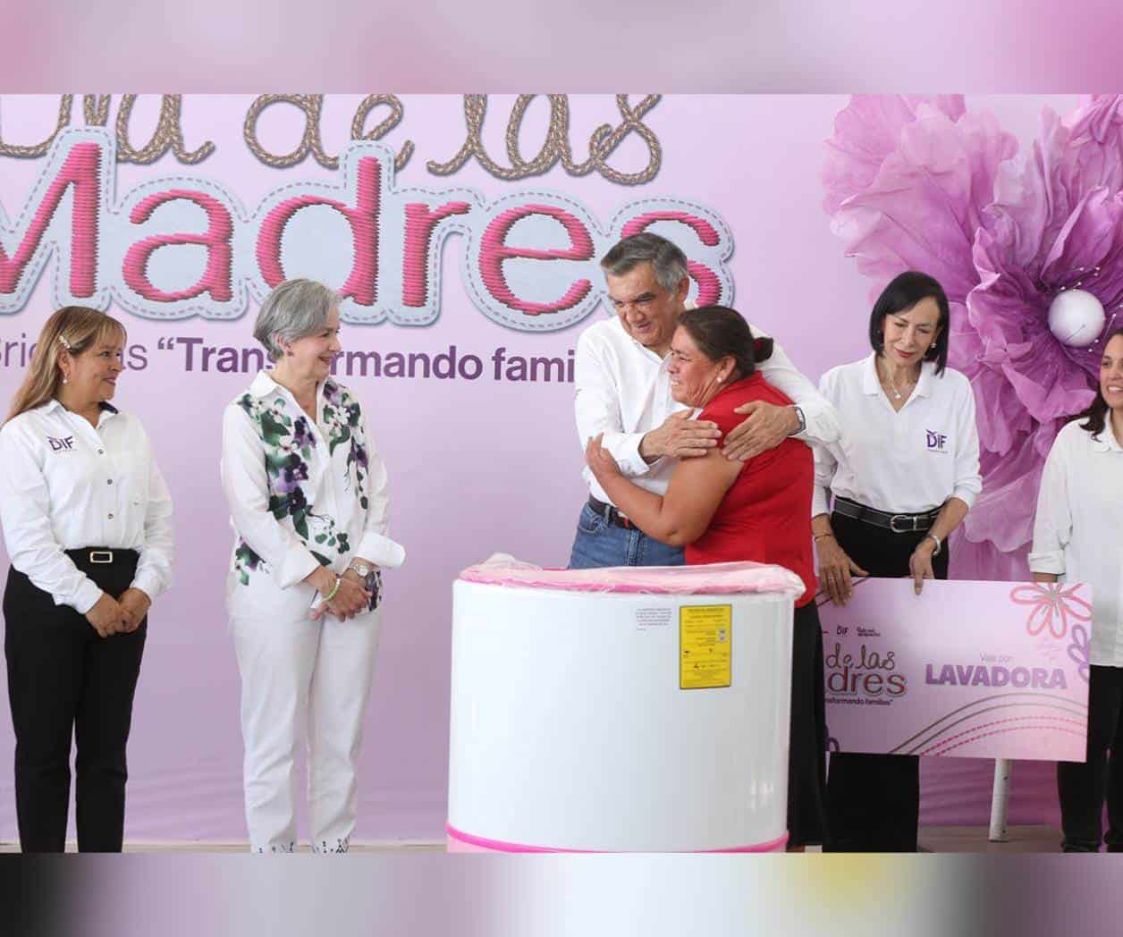 Cumplen Américo y María de Villarreal a familias de Jaumave