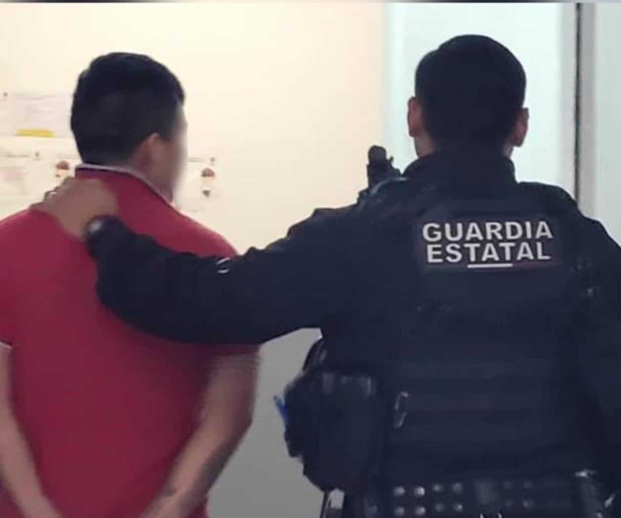 Corre a su esposa; termina detenido