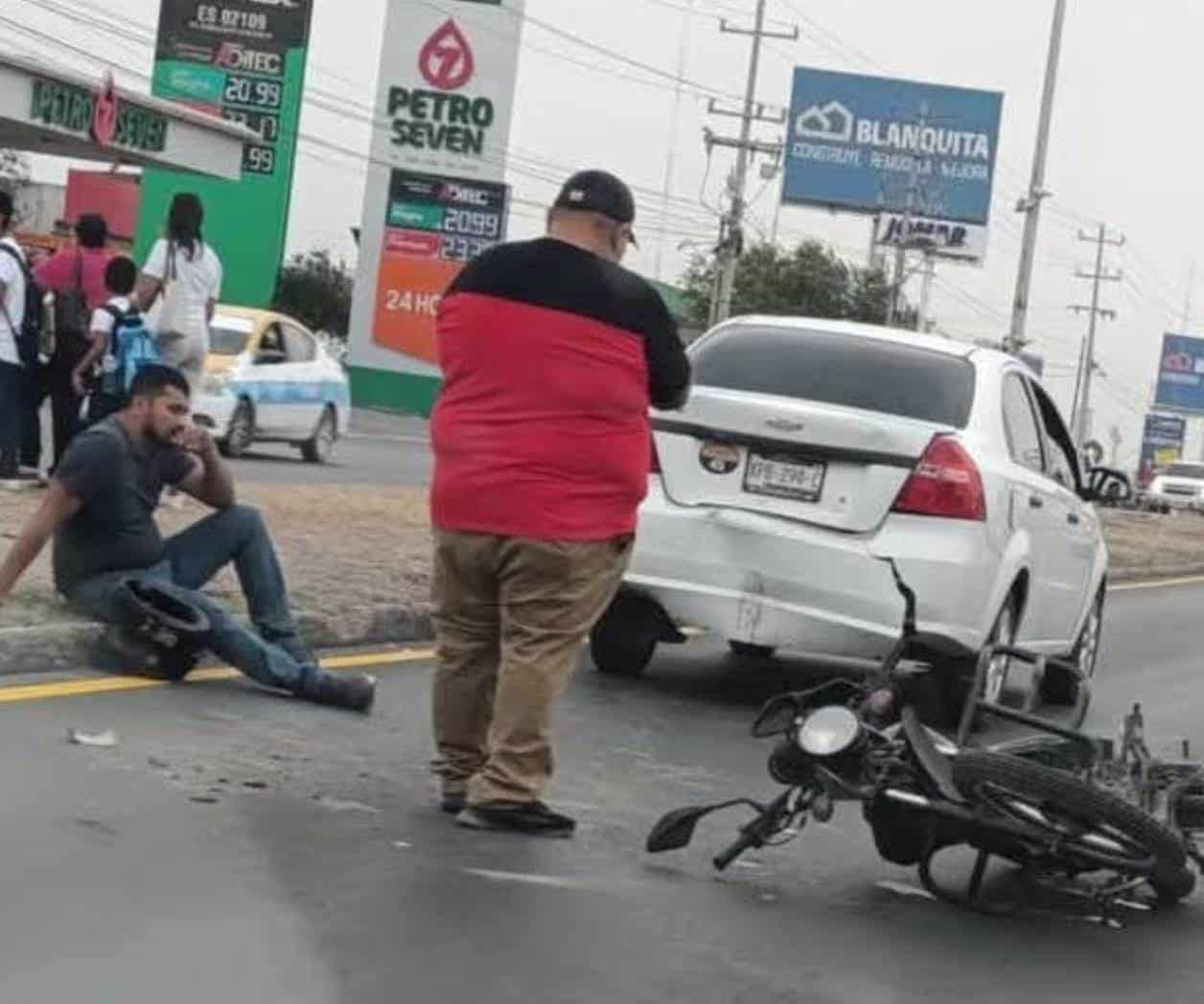 Se impacta en moto contra un automóvil