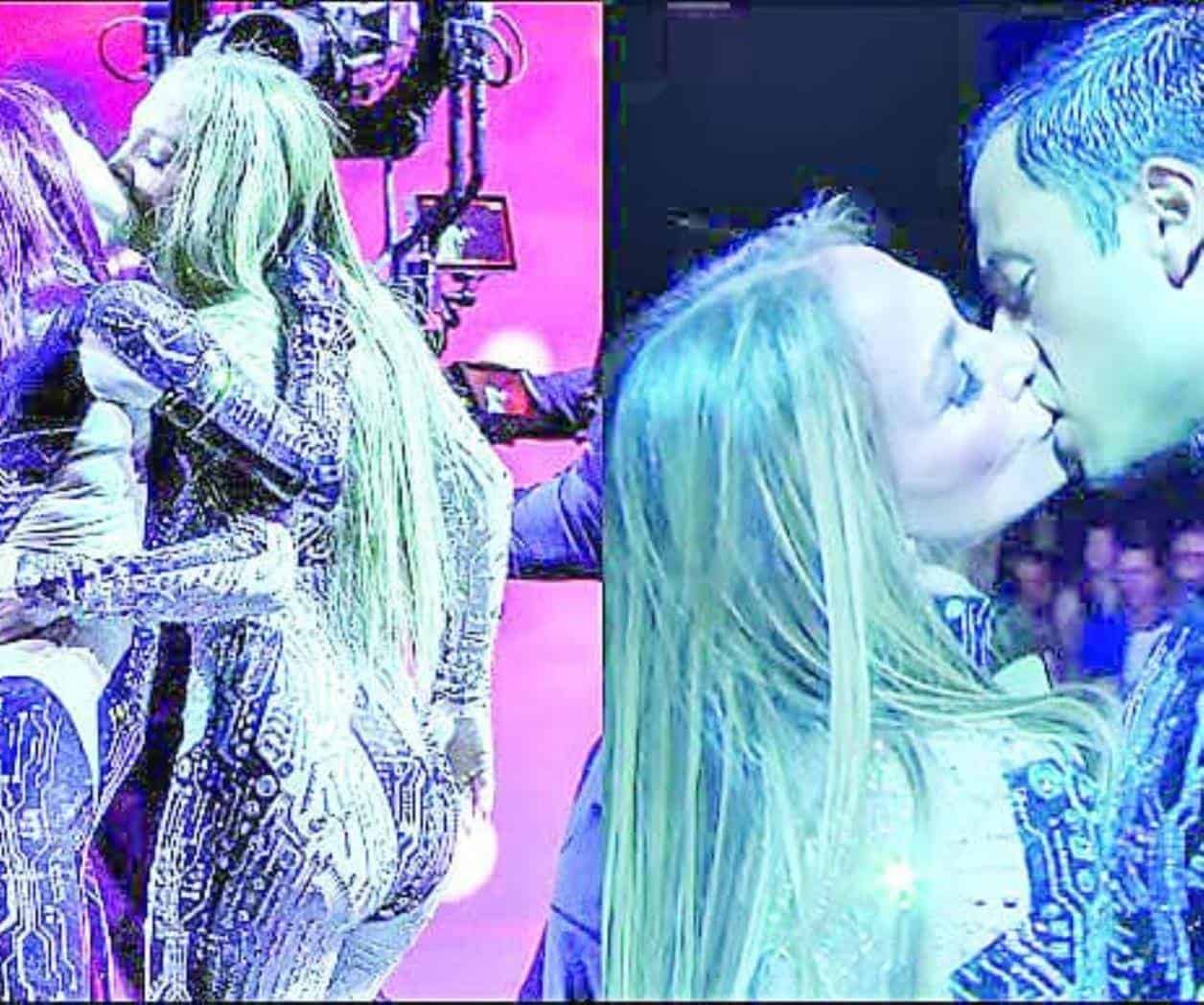 Repartió besos entre sus bailarines