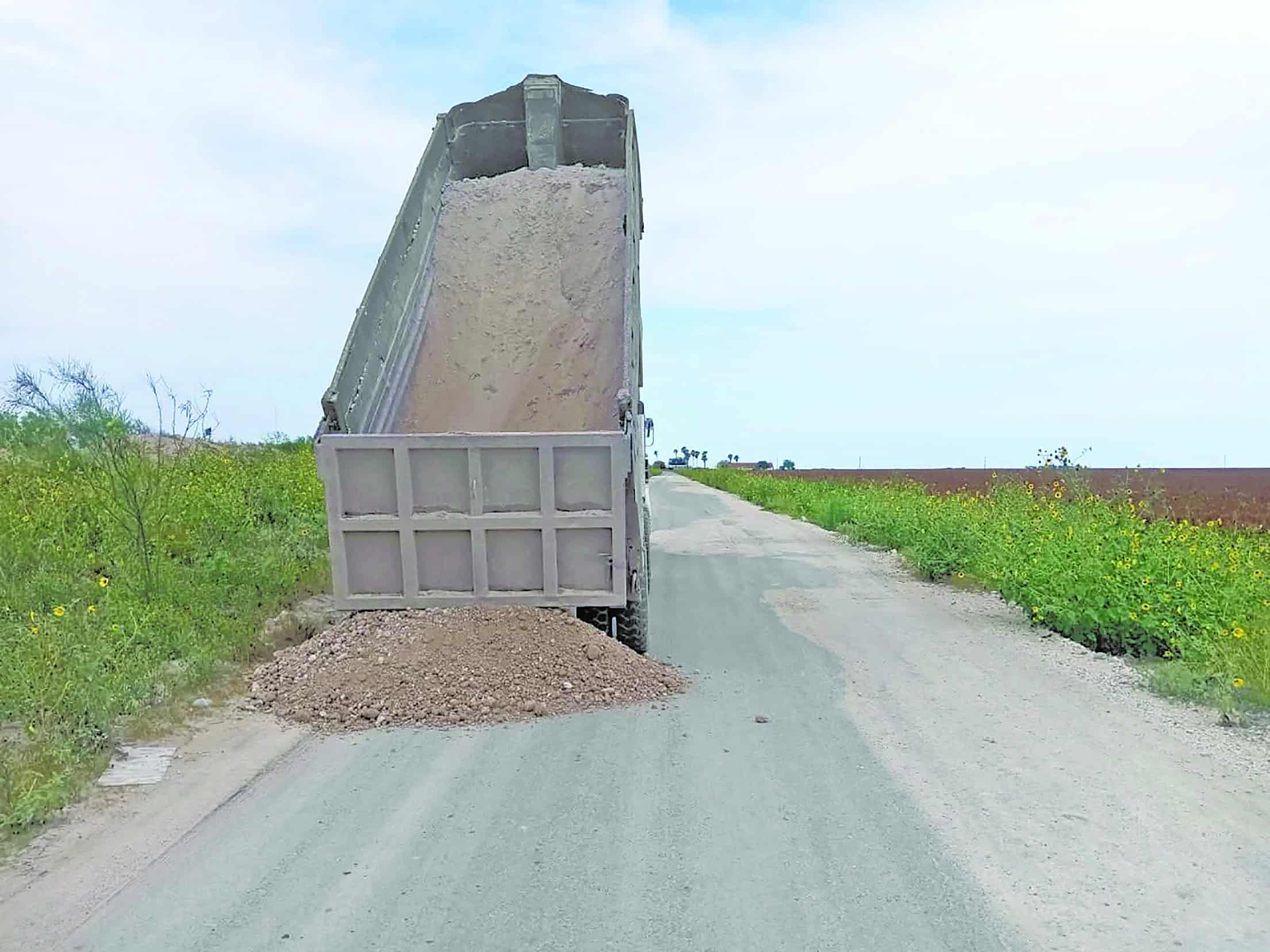 Aplican caliche en la brecha 40