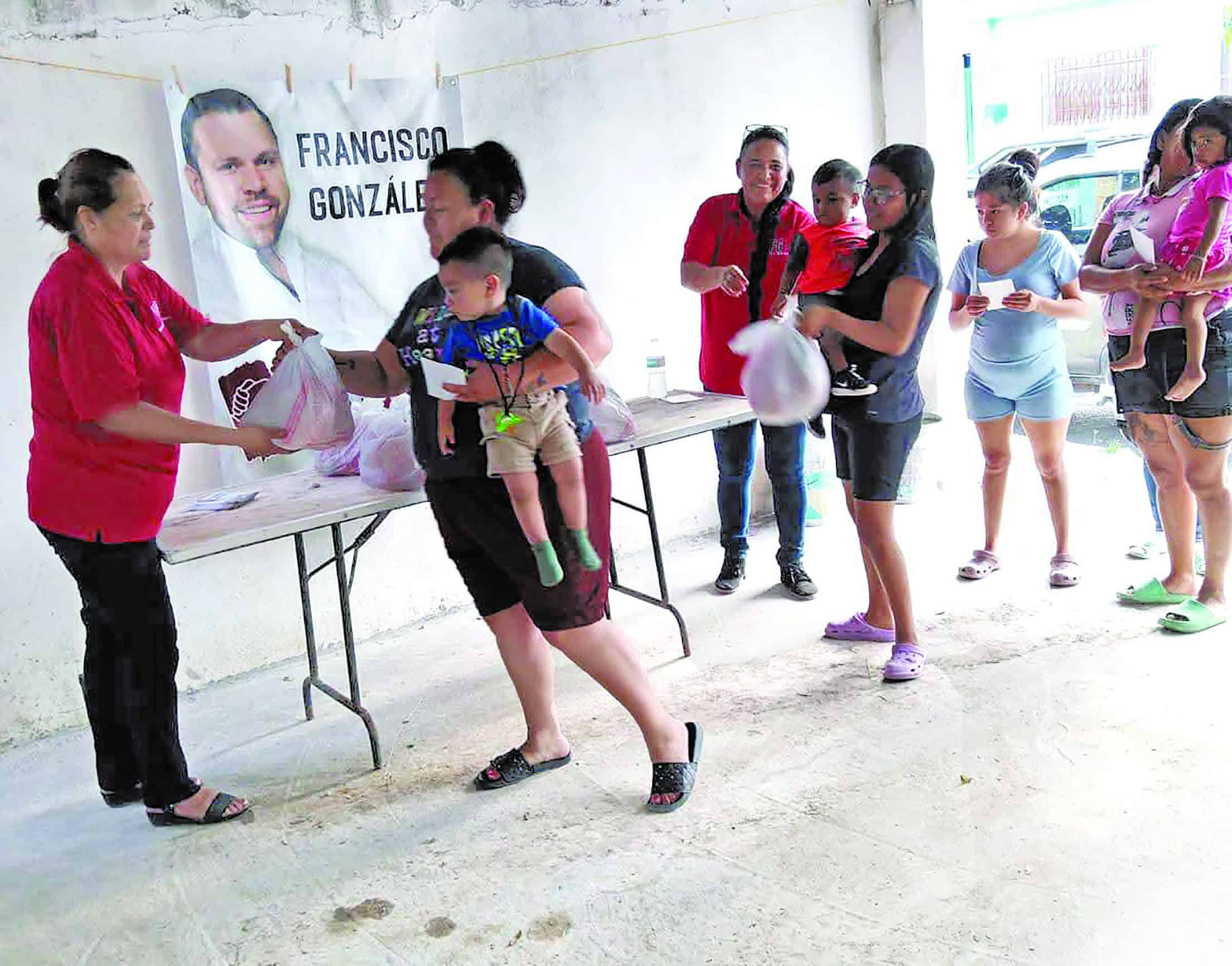 Fundación entrega alimentos