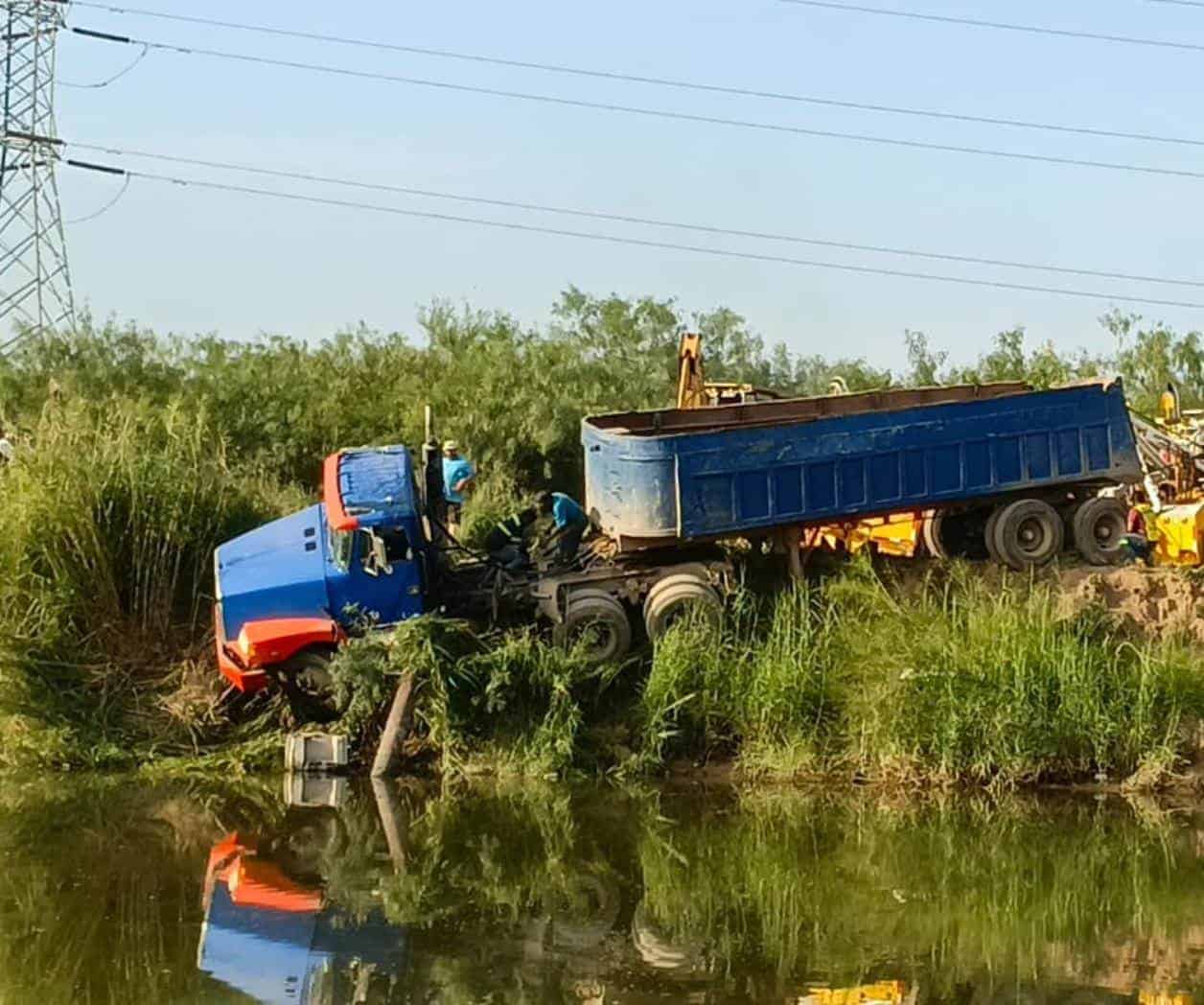 Se precipita un camión de caliche a canal Anzaldúas