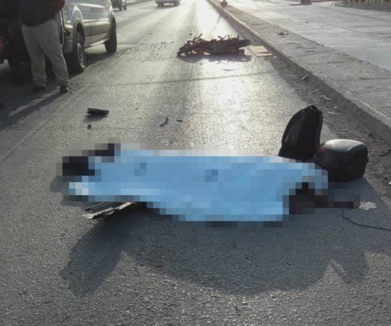 Muere al ser embestido motociclista en carretera