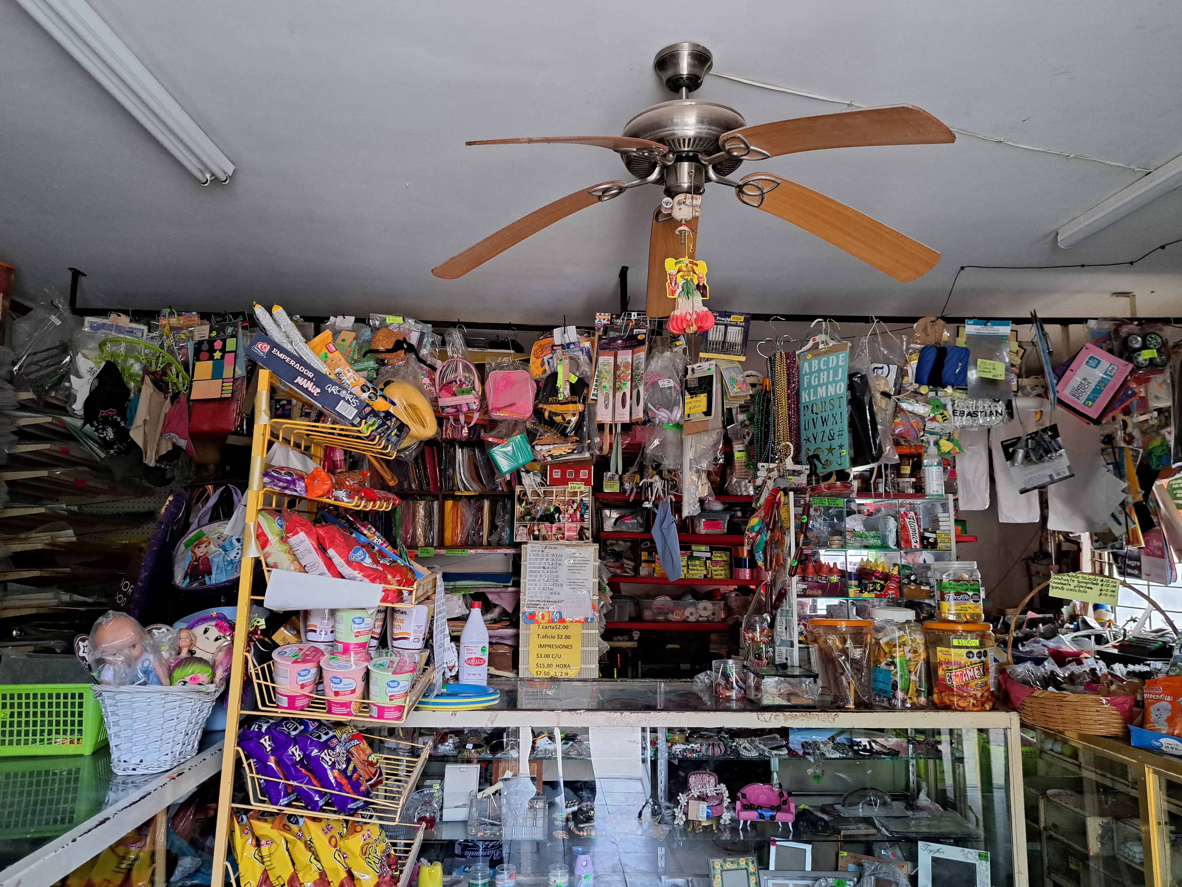 Cumple dos meses sin luz en negocio