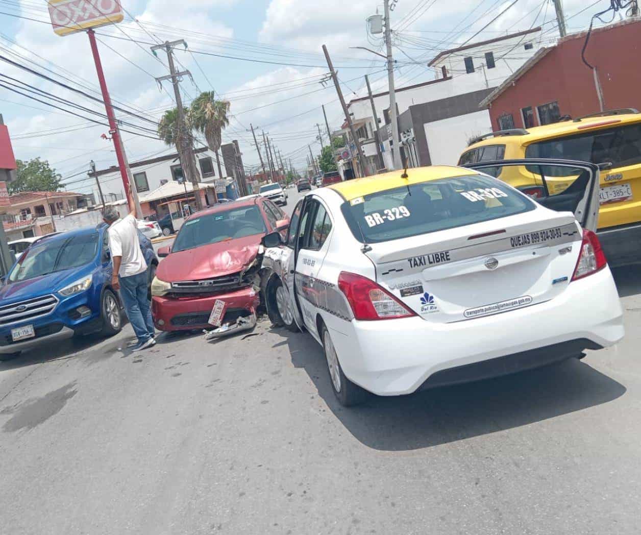 Chocan taxi y automóvil