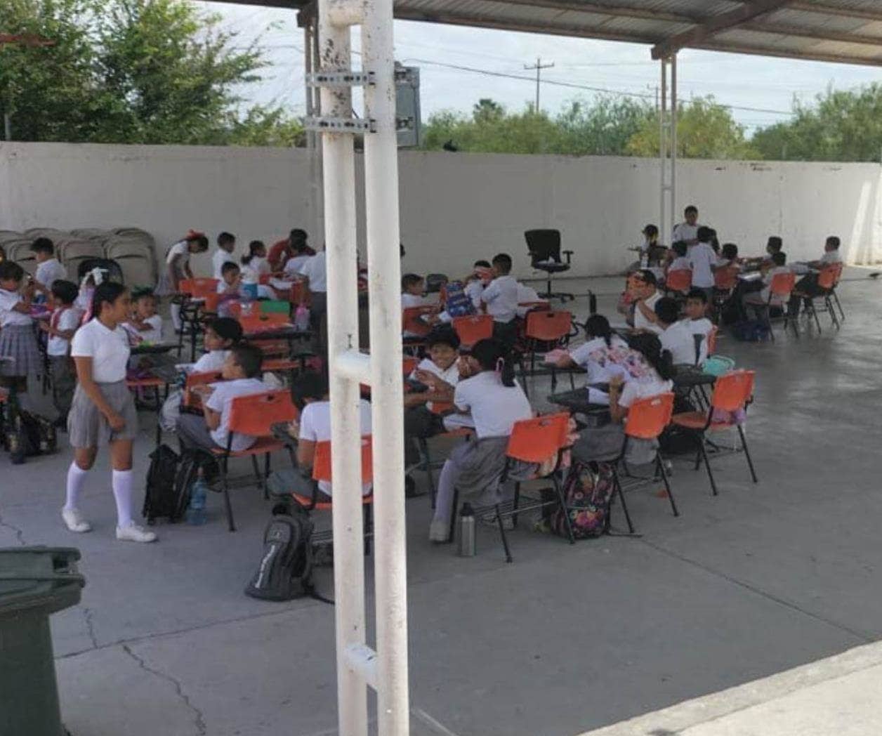 Reciben clases bajo el techado