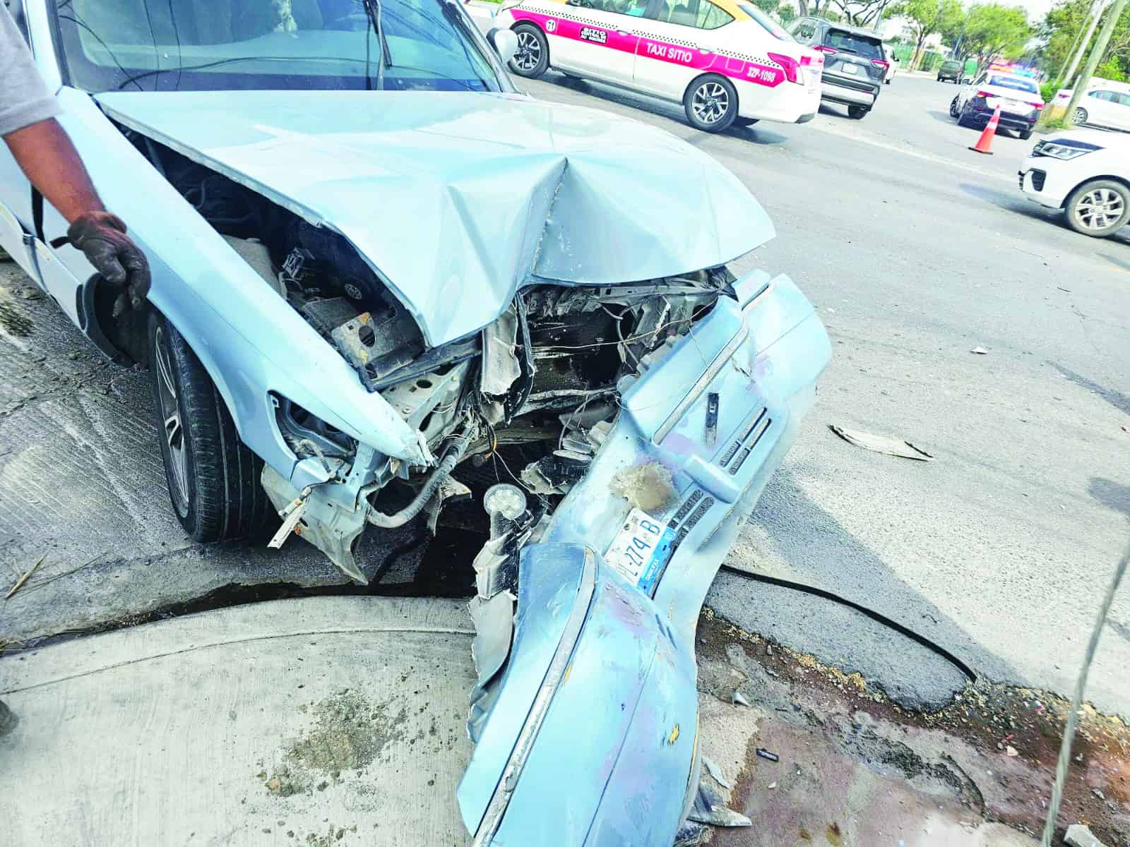 Destroza carro en poste de concreto