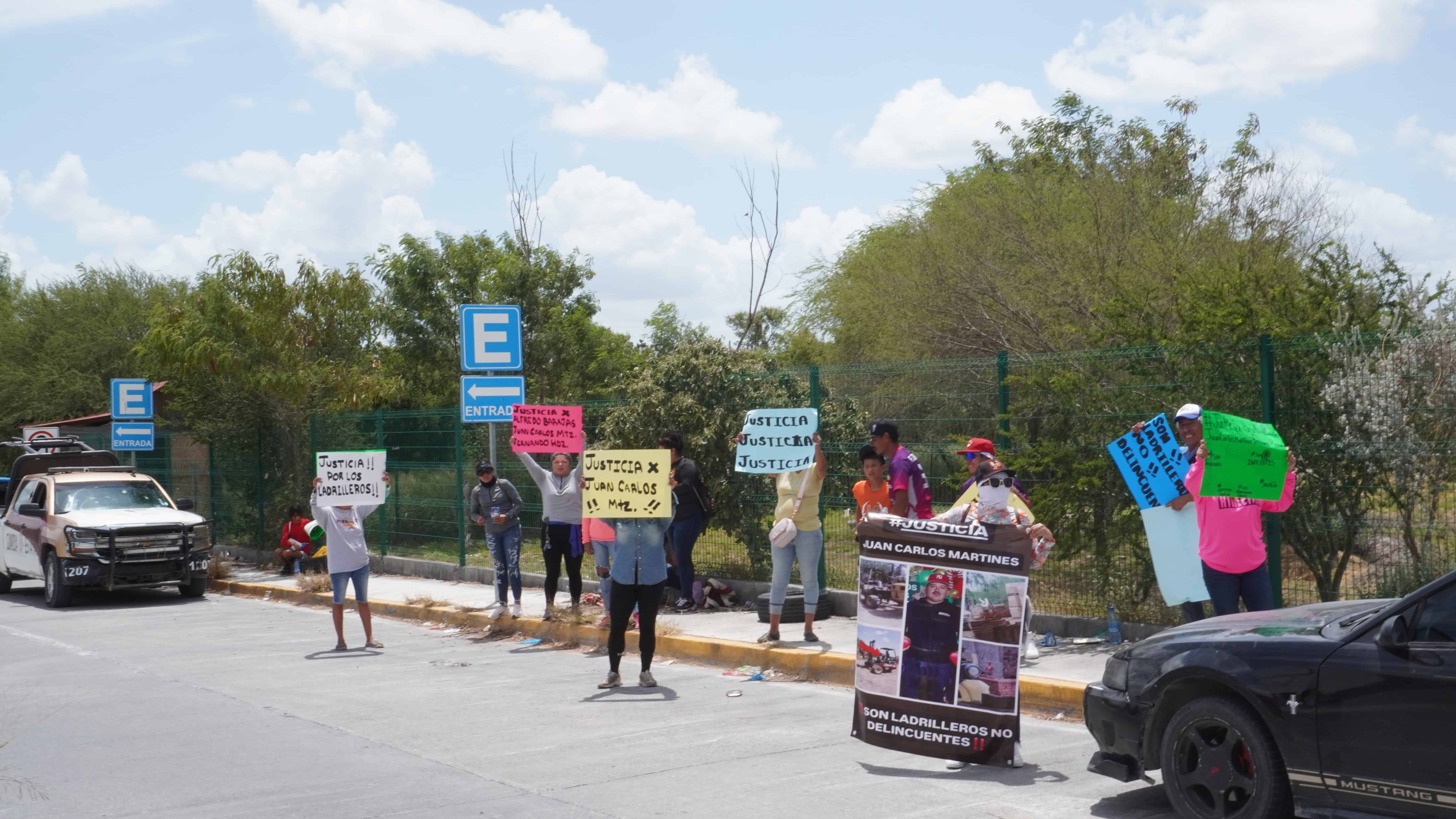 Protestan los familiares de 3 detenidos