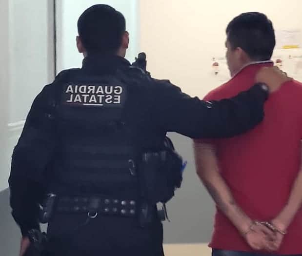 Descubren a sujeto sacando mercancía de negocio