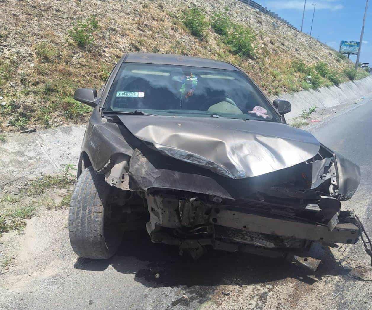Destruye su automóvil al invadir carril y chocar