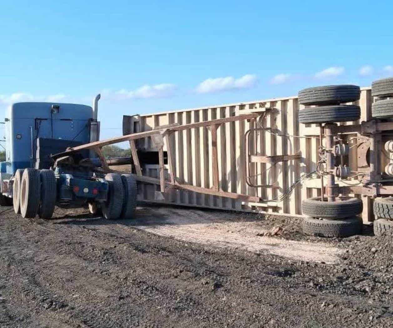Se vuelca un tractocamión en cercanías de brecha 105