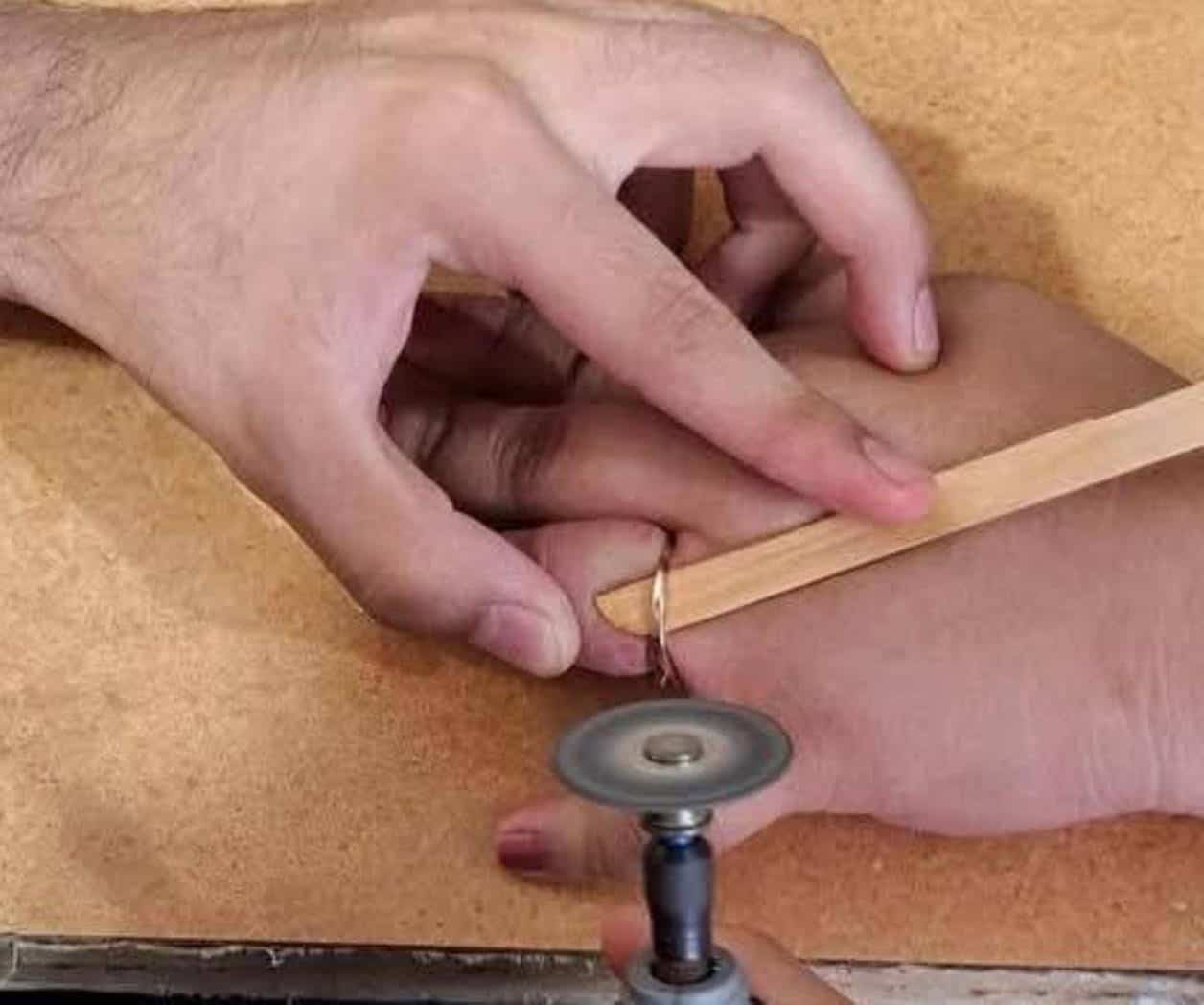 Anillo de compromiso se le queda atorado