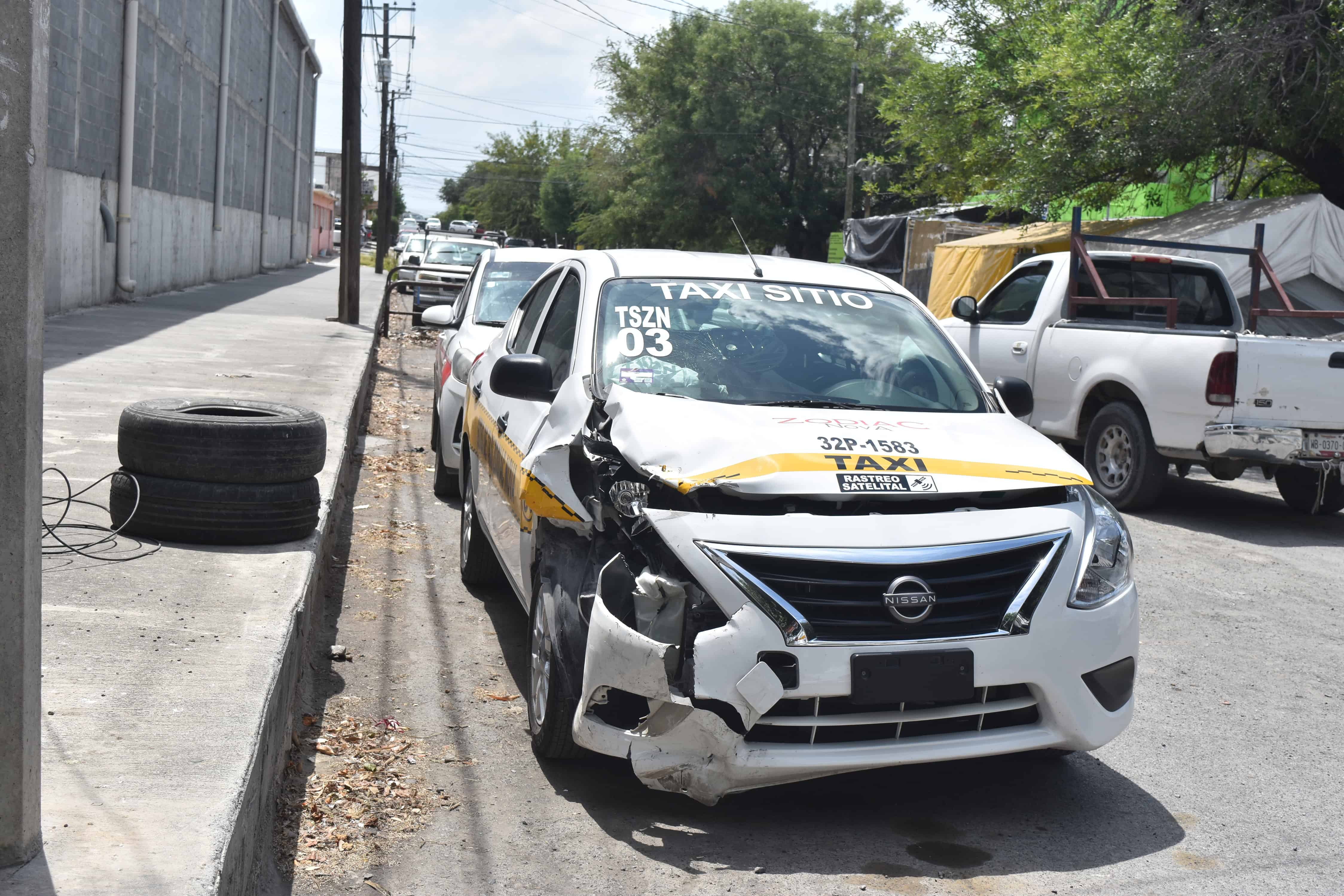Chocan taxistas frente a puente internacional