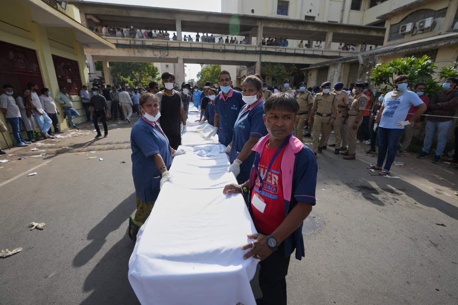 Reportan un sobreviviente de avionazo en la India; viajaban 242 personas a bordo