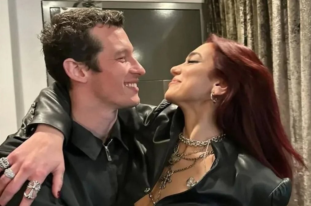 Confirma Dua Lipa compromiso con Callum Turner 