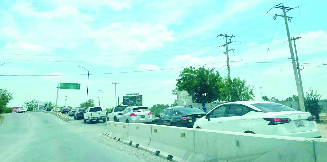 Hacen filas de 3 horas para cruzar a McAllen