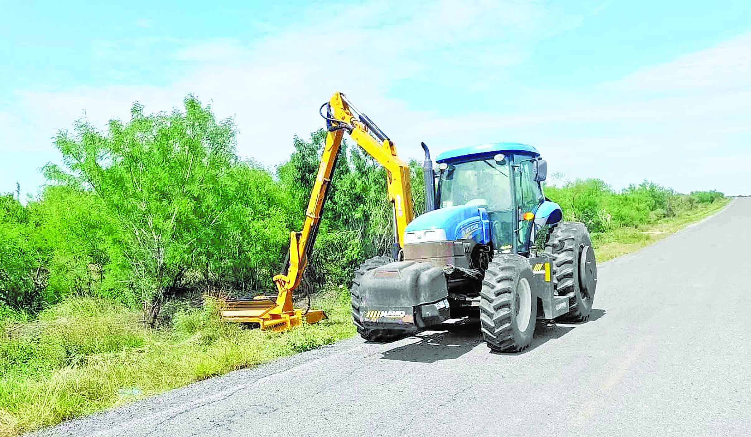 Limpian acotamientos de carretera estatal