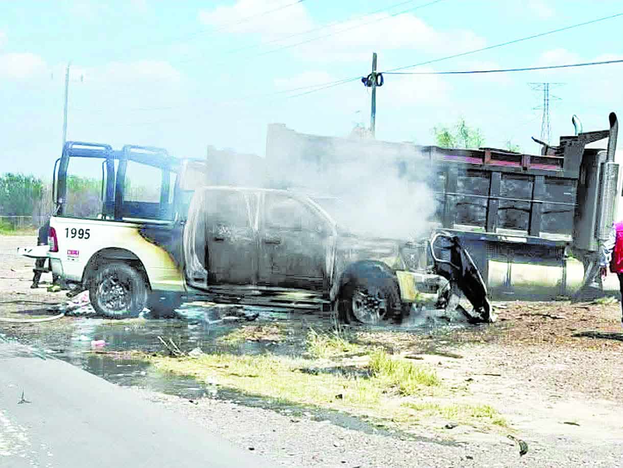 Choque termina con patrullas incendiadas