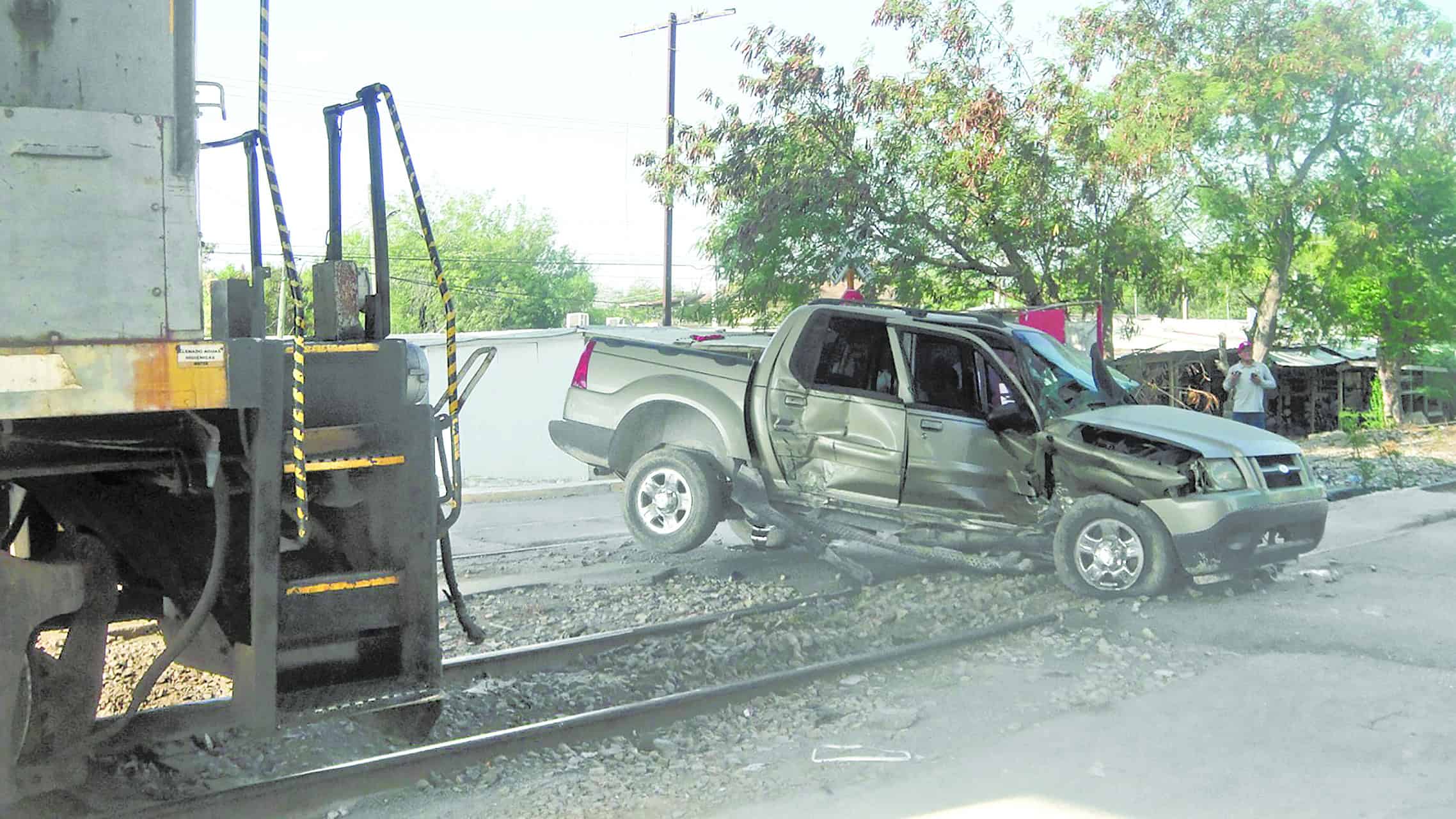Locomotora embiste a 3 vehículos