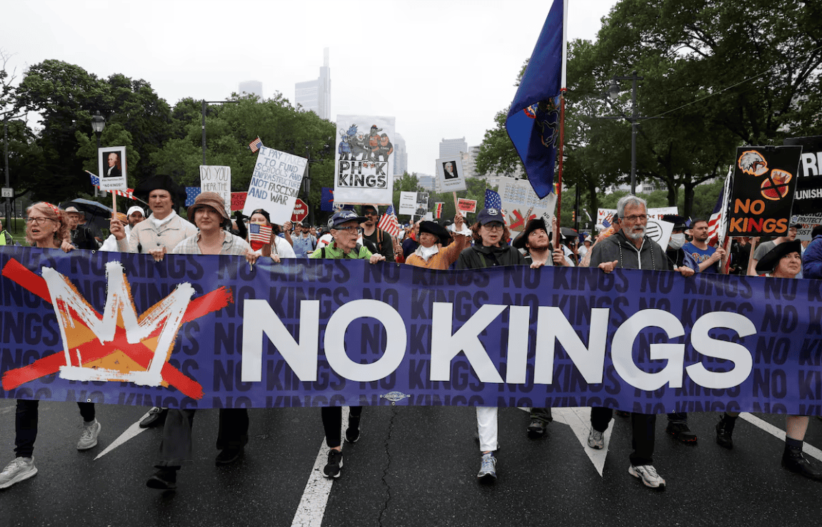 Salen miles a protestar en EU contra Donald Trump