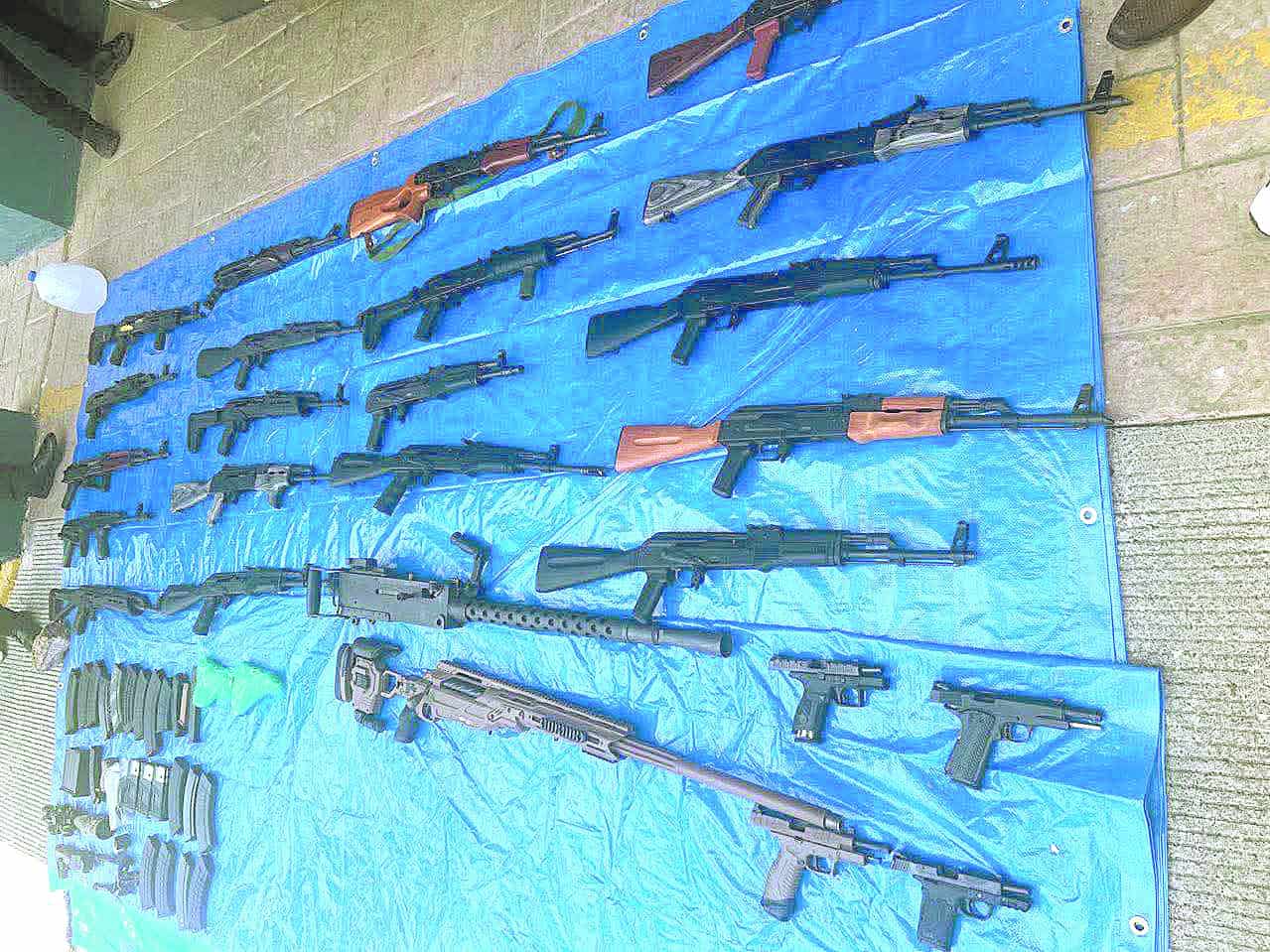 Aseguran arsenal