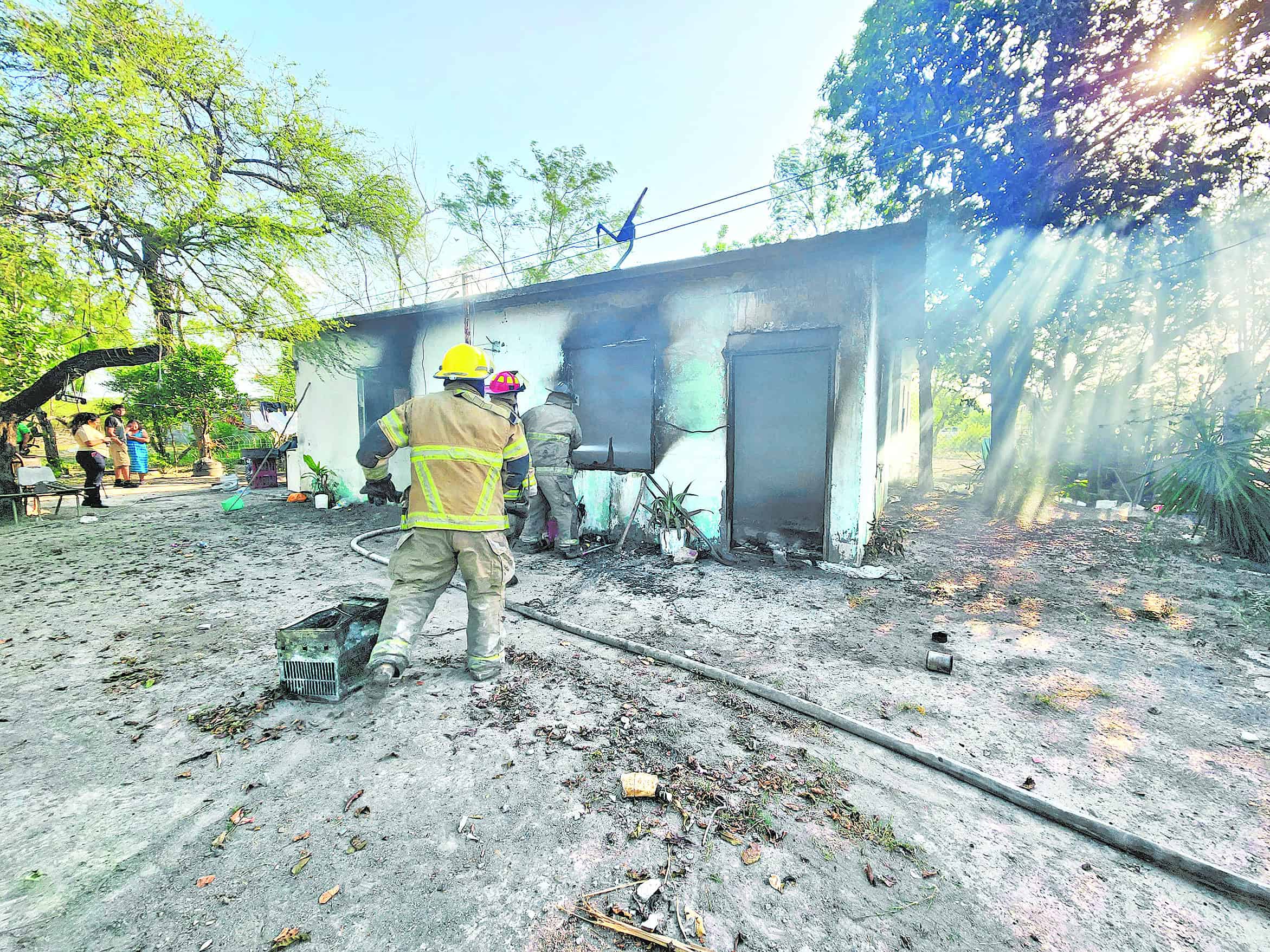 Incendio consume vivienda