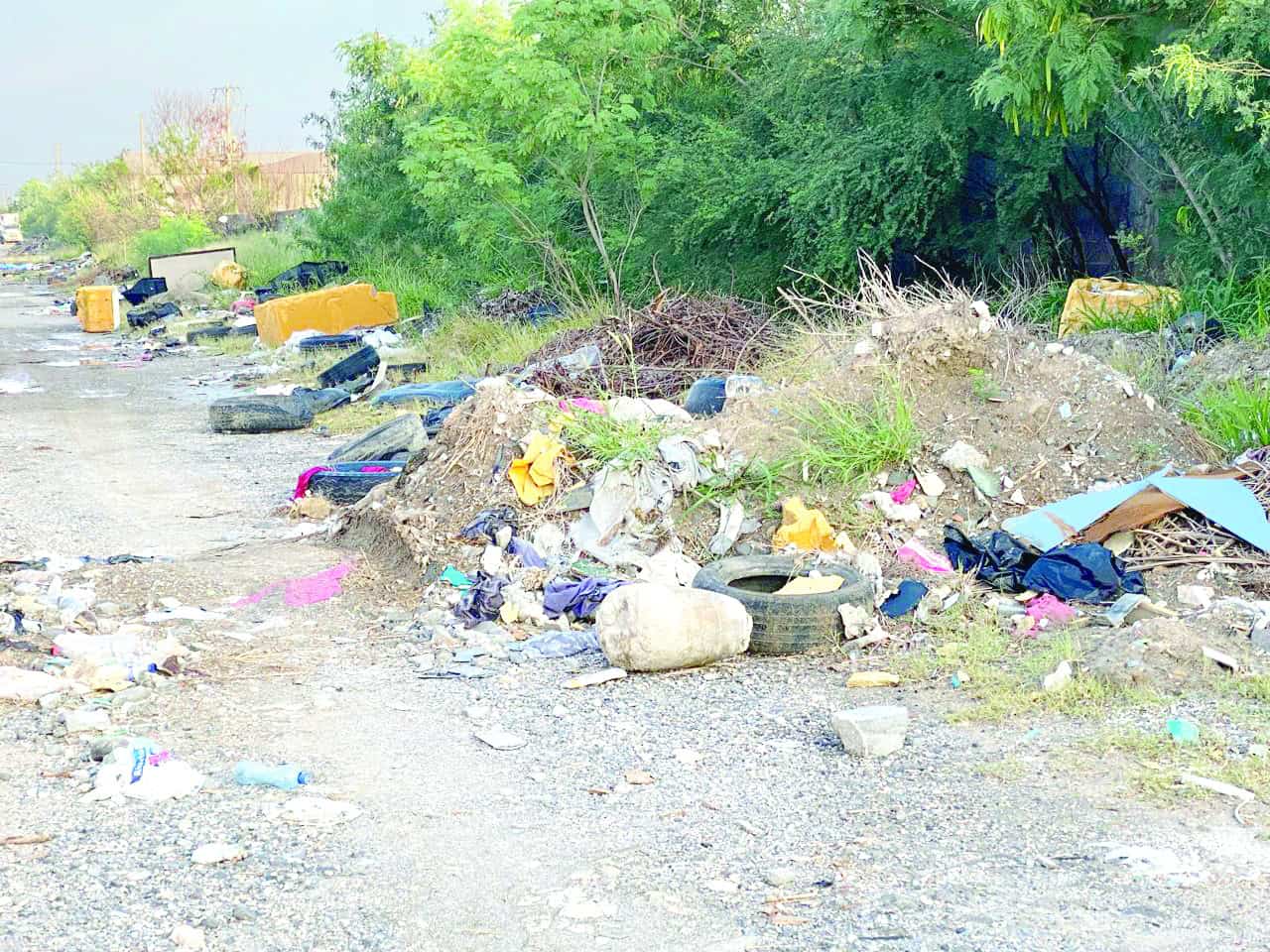 Reportan los vecinos tiradero clandestino
