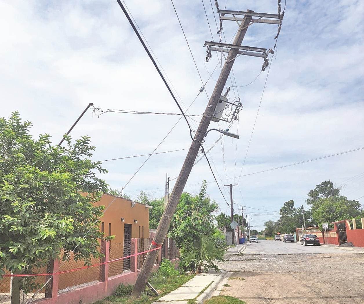 Reportan poste a punto de caer