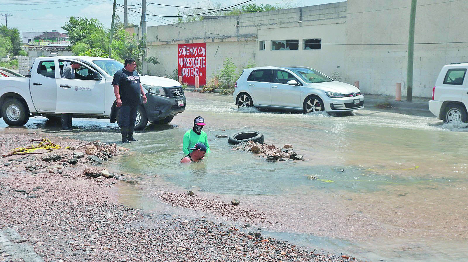 Inunda vialidad fuga de agua