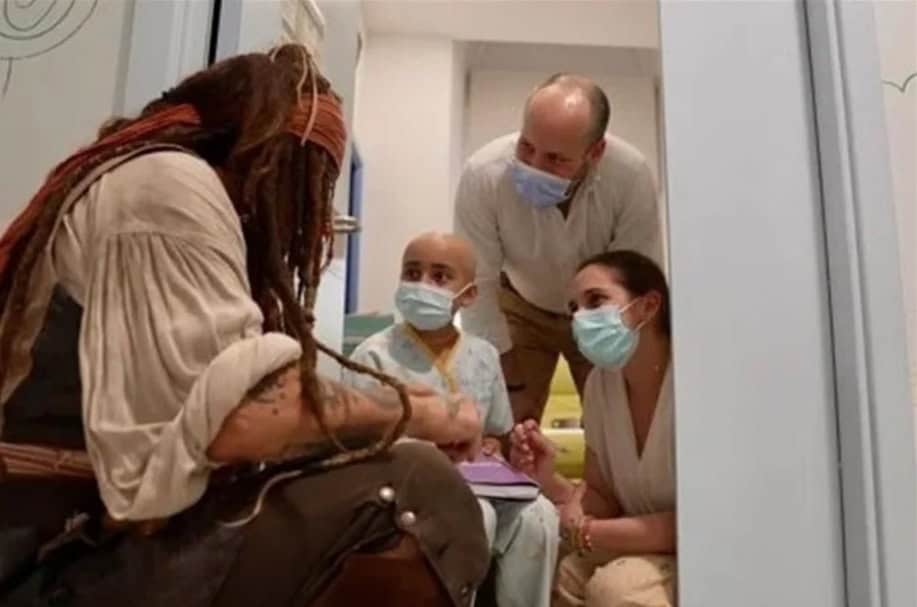 Alegra Johnny Depp  a niños de hospital oncológico en Madrid