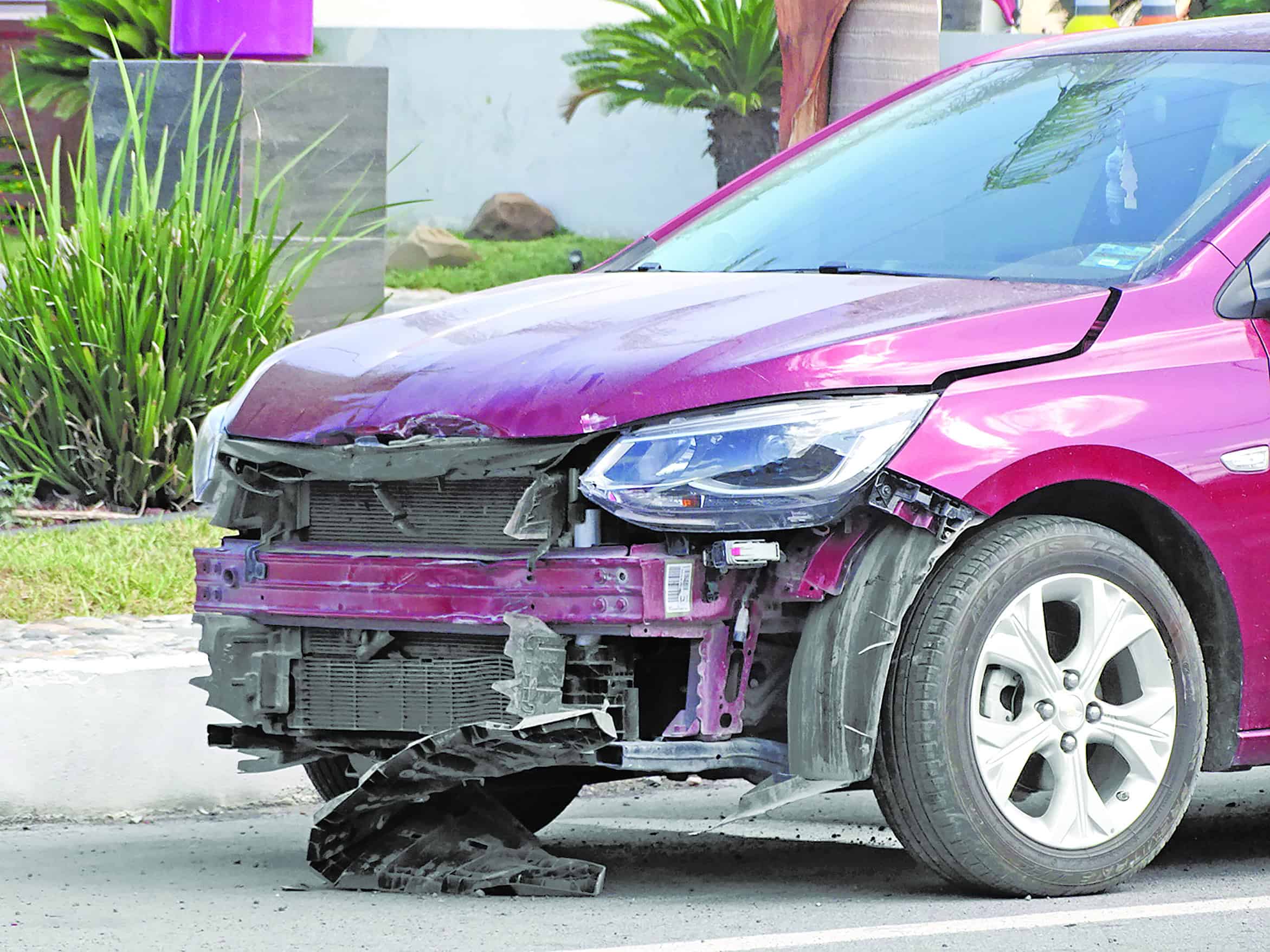 Impacta coche con tractocamión en Constitución