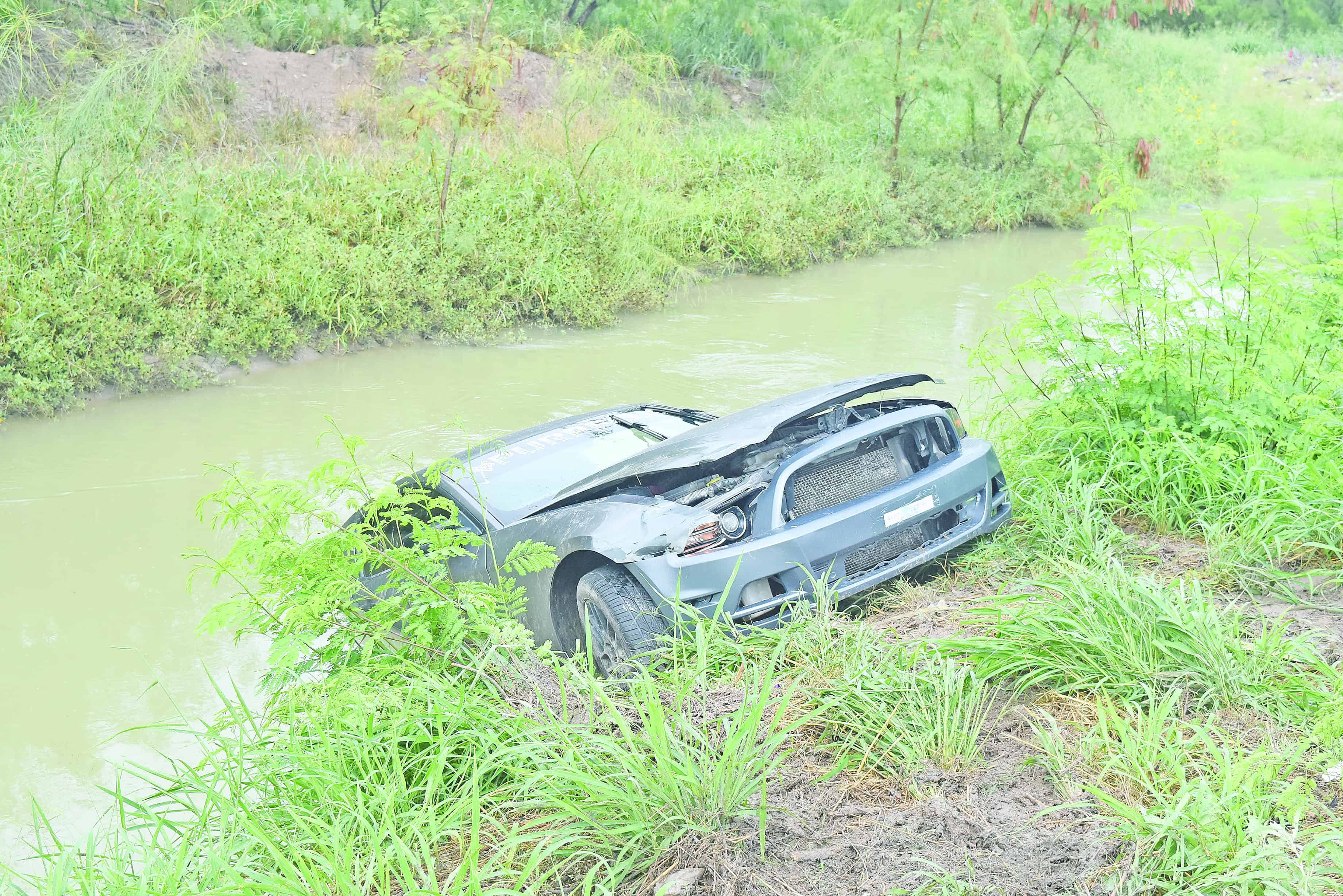 Pierde control del volante y cae a canal