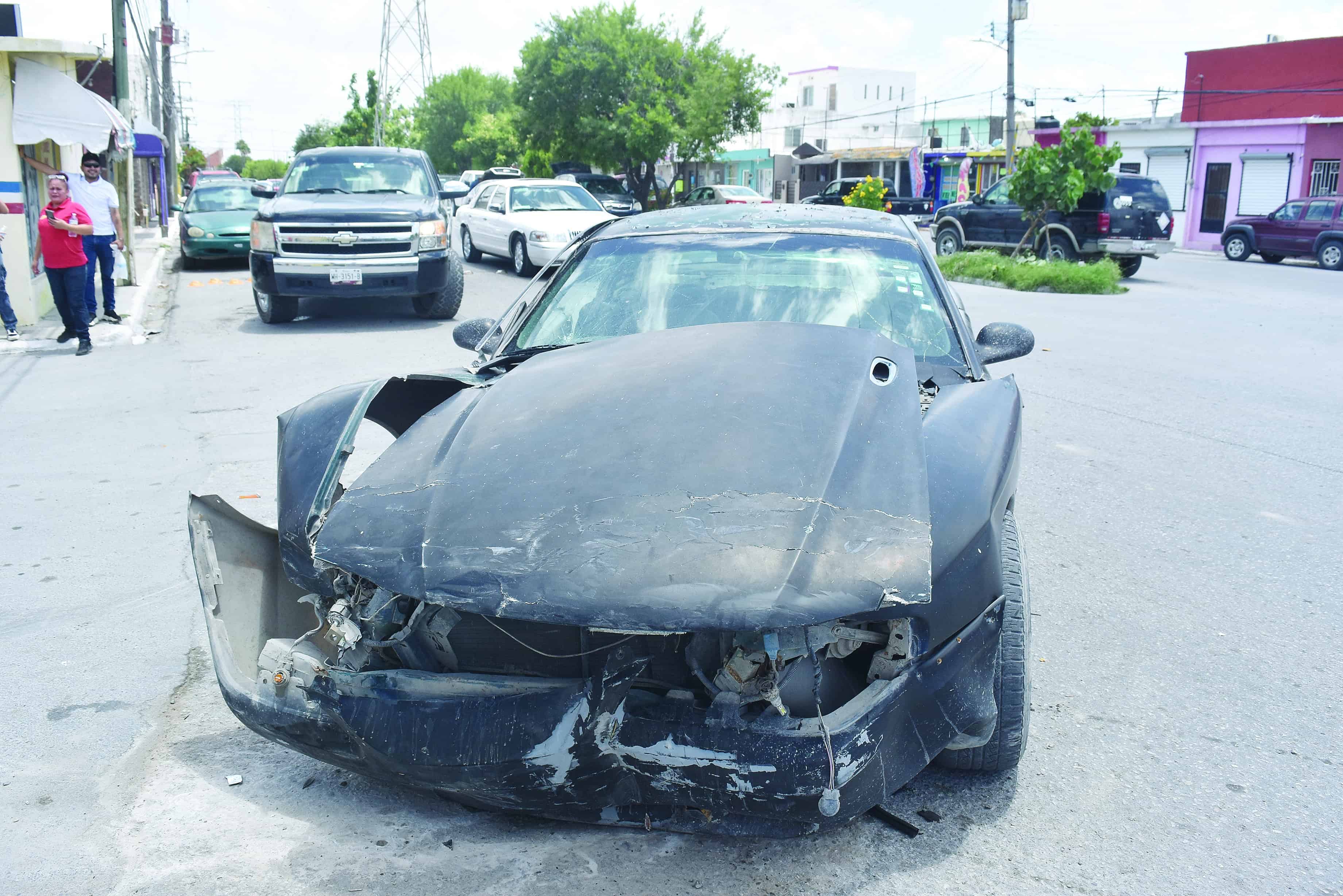 Se le atraviesa camioneta y choca mustang