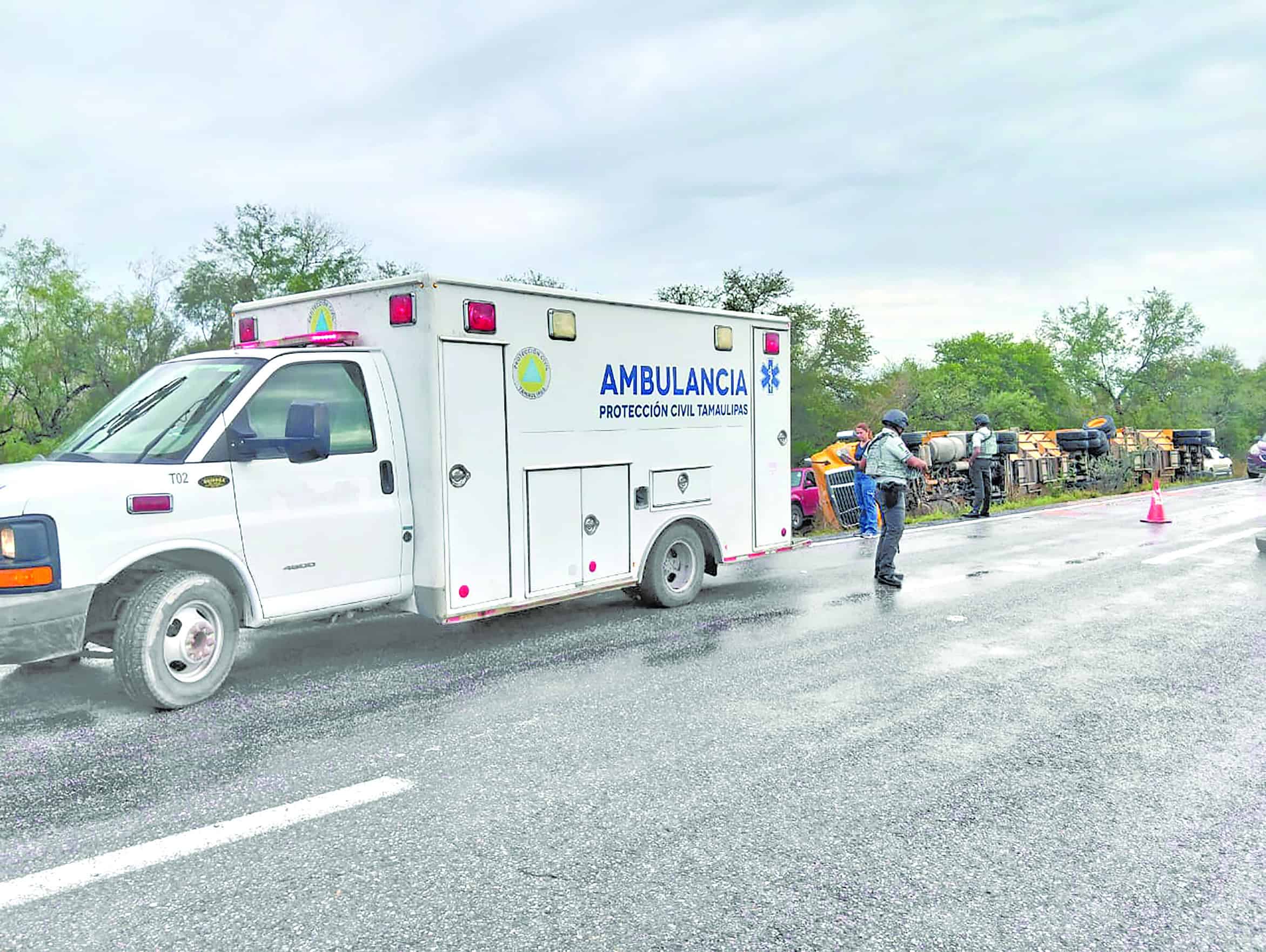Trailero, herido en volcadura