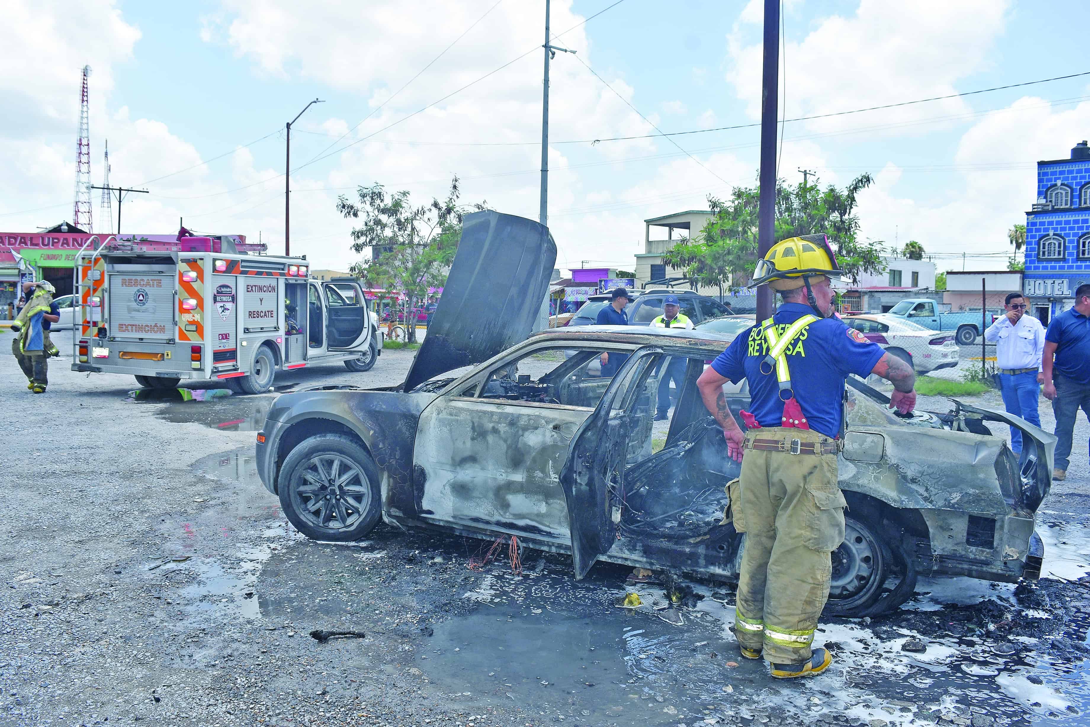Familia se salva de morir luego de arder su auto