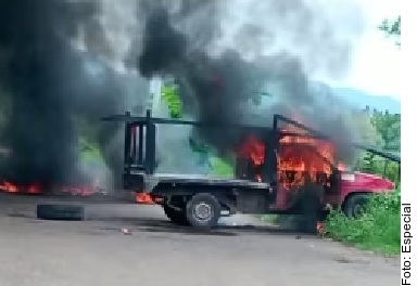 Registran narcobloqueos en Michoacán; matan a policía