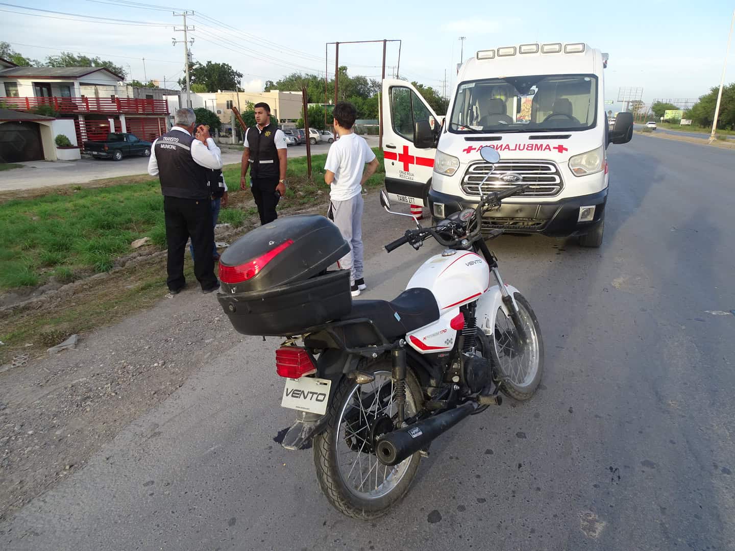 Chocan moto y compacto en el libramiento