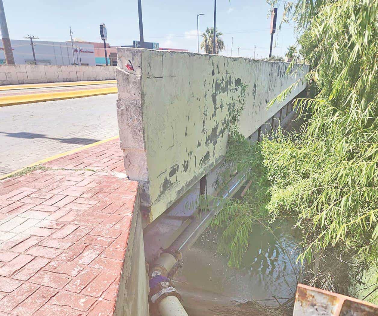Tiene fuga de agua unos 10 años en Las Fuentes