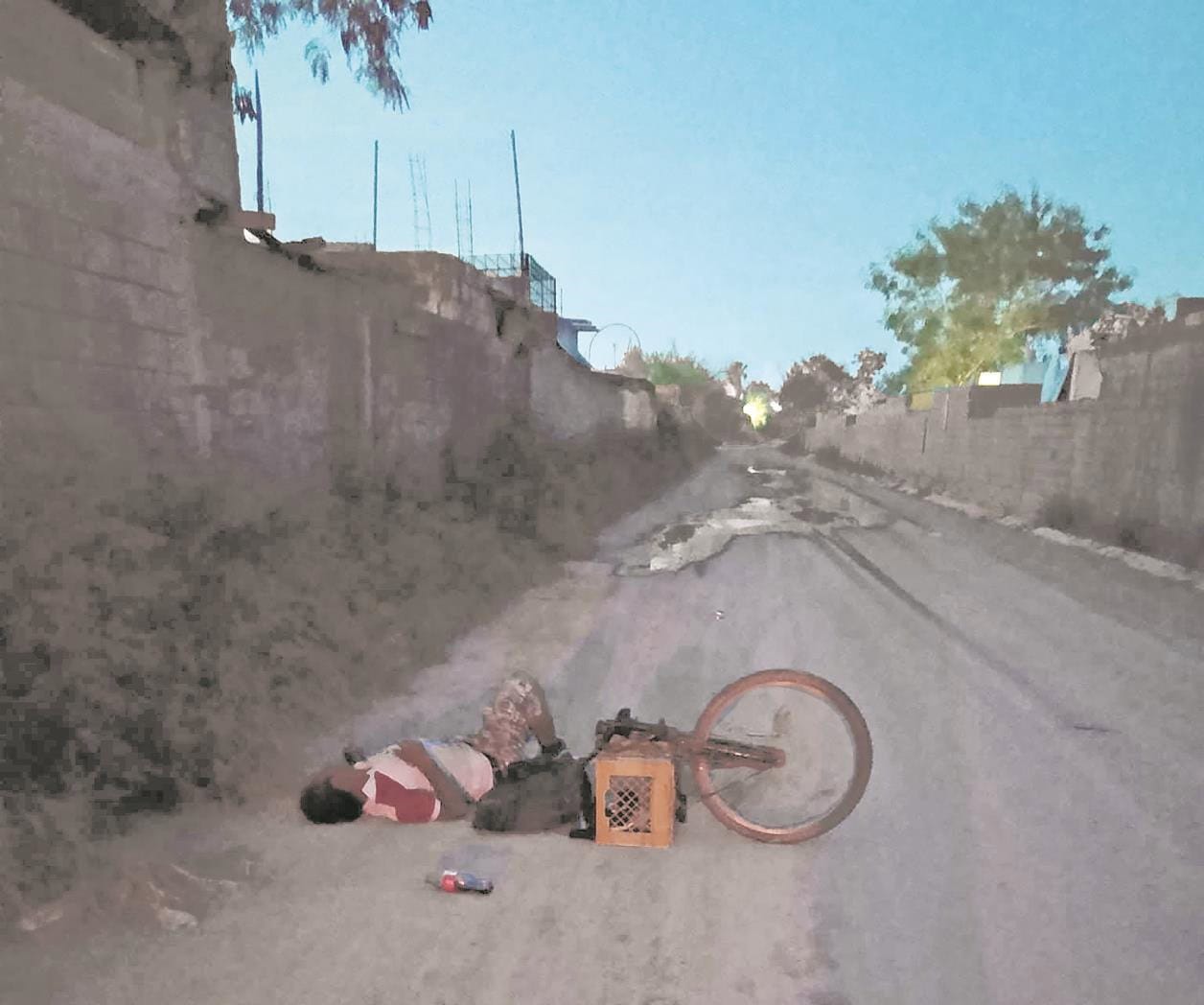 Hallan a hombre inconsciente en desolado camino
