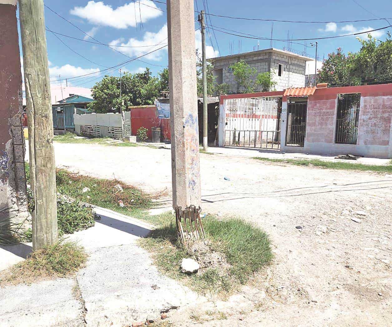 Poste de CFE pone en riesgo a vecinos