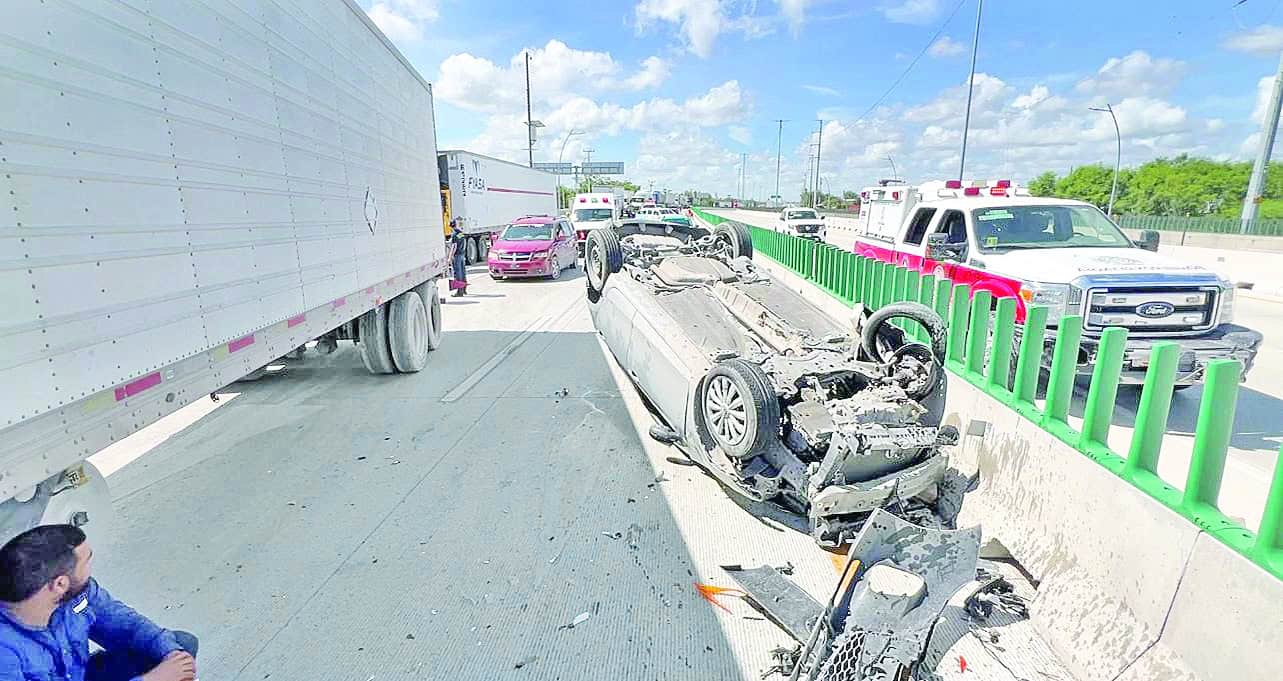 Choca contra tráiler y vuelca su vehículo