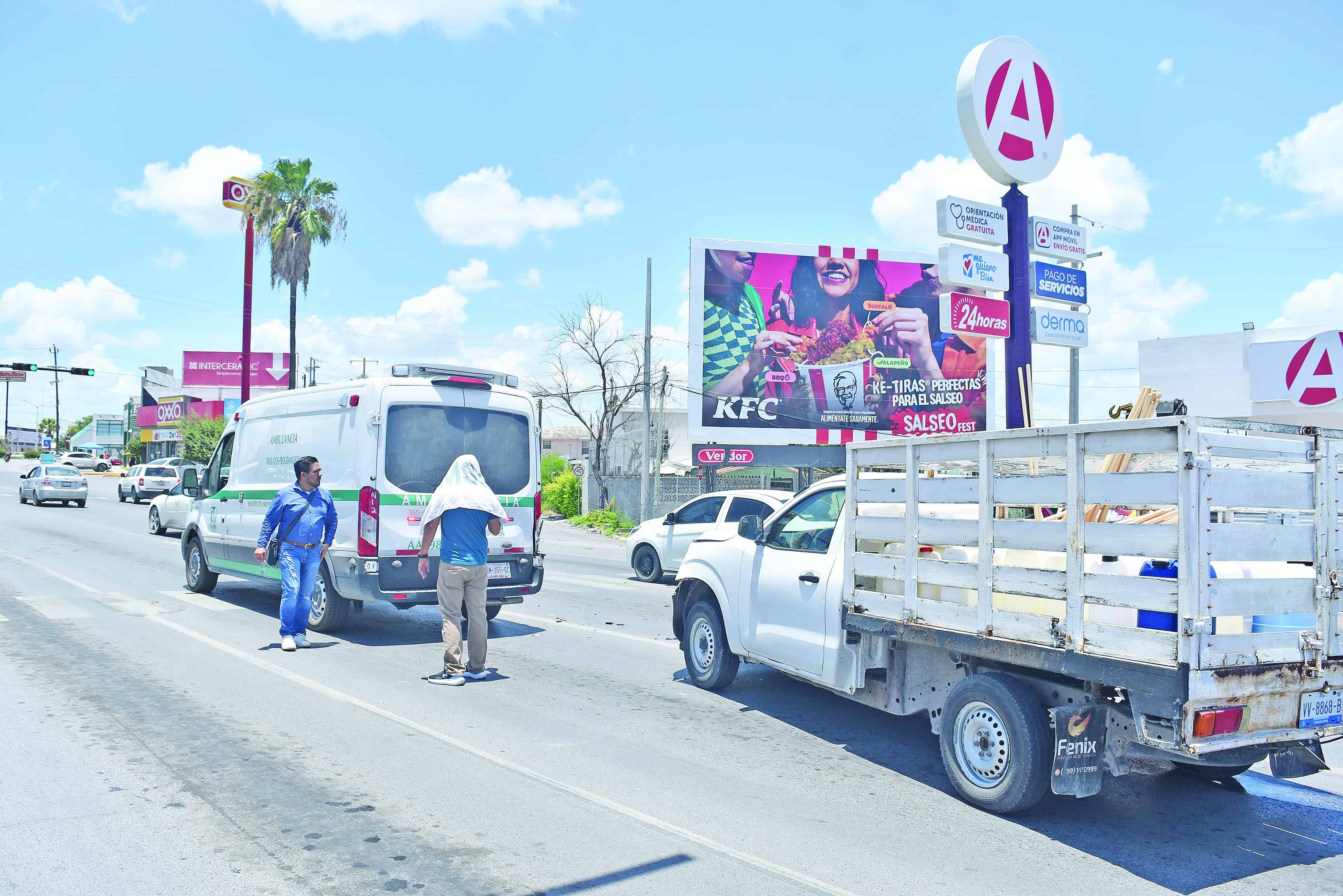 Una camioneta embiste a ambulancia del IMSS