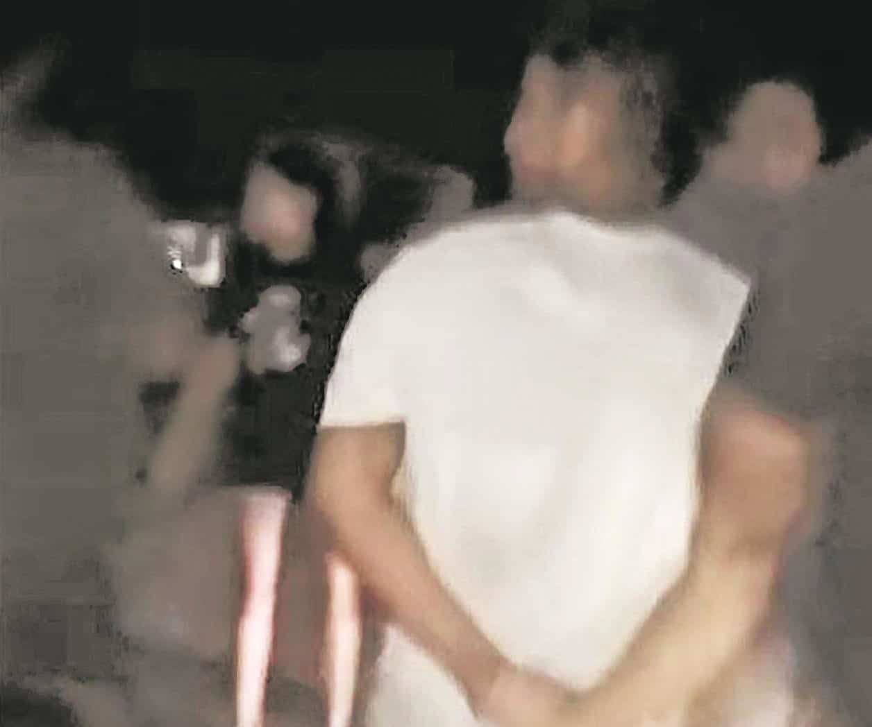 Amenaza con arma a familias