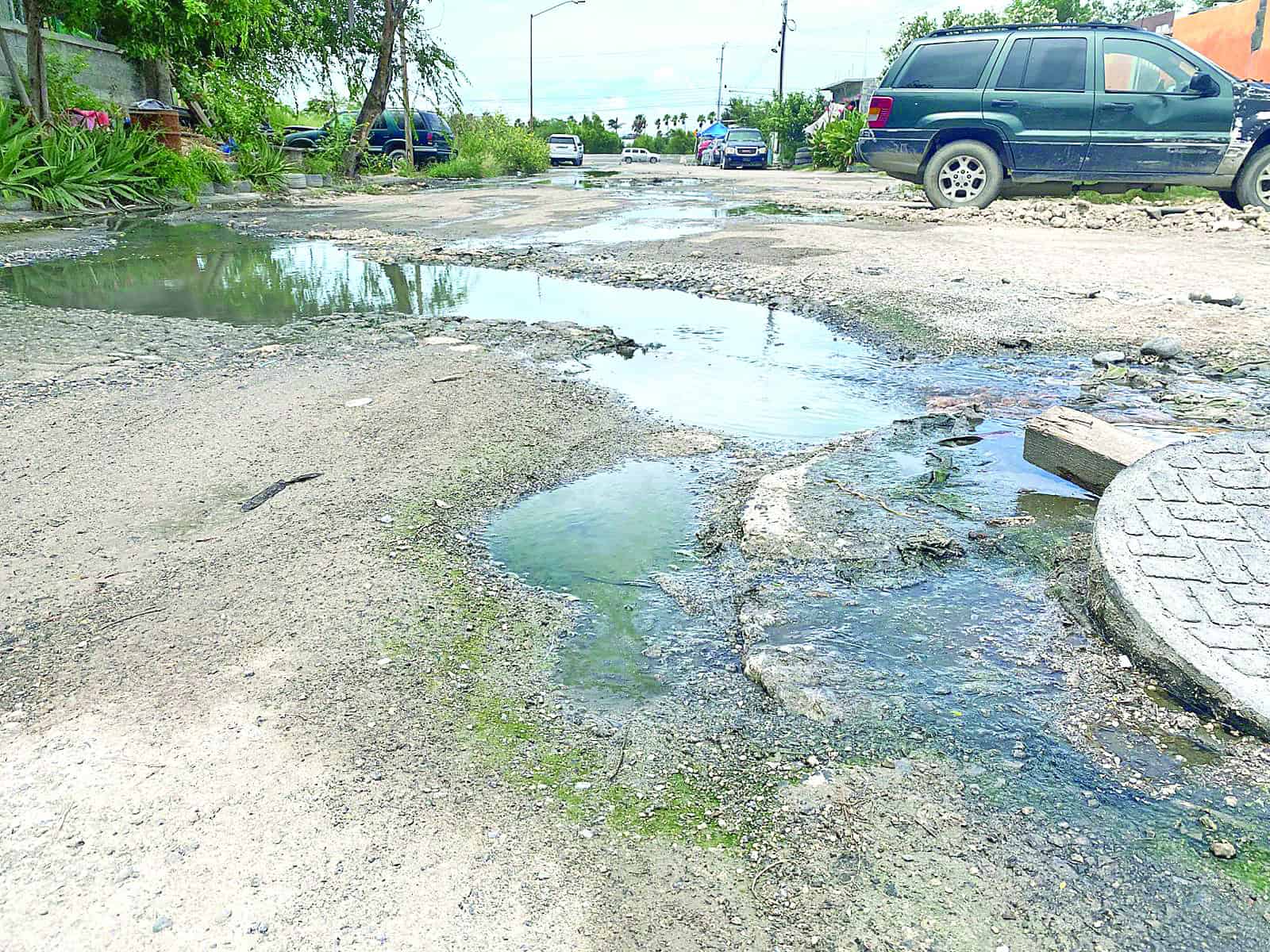 Llevan medio año de vivir en aguas negras