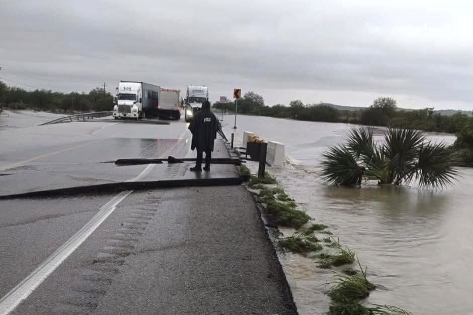 Cierran tramos carreteros en zona centro-sur de Tamaulipas por lluvias e inundaciones
