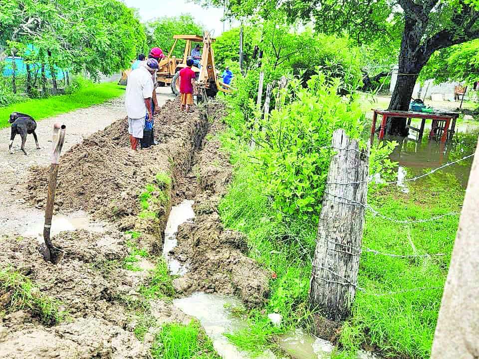 Vecinos desfogan agua estancada