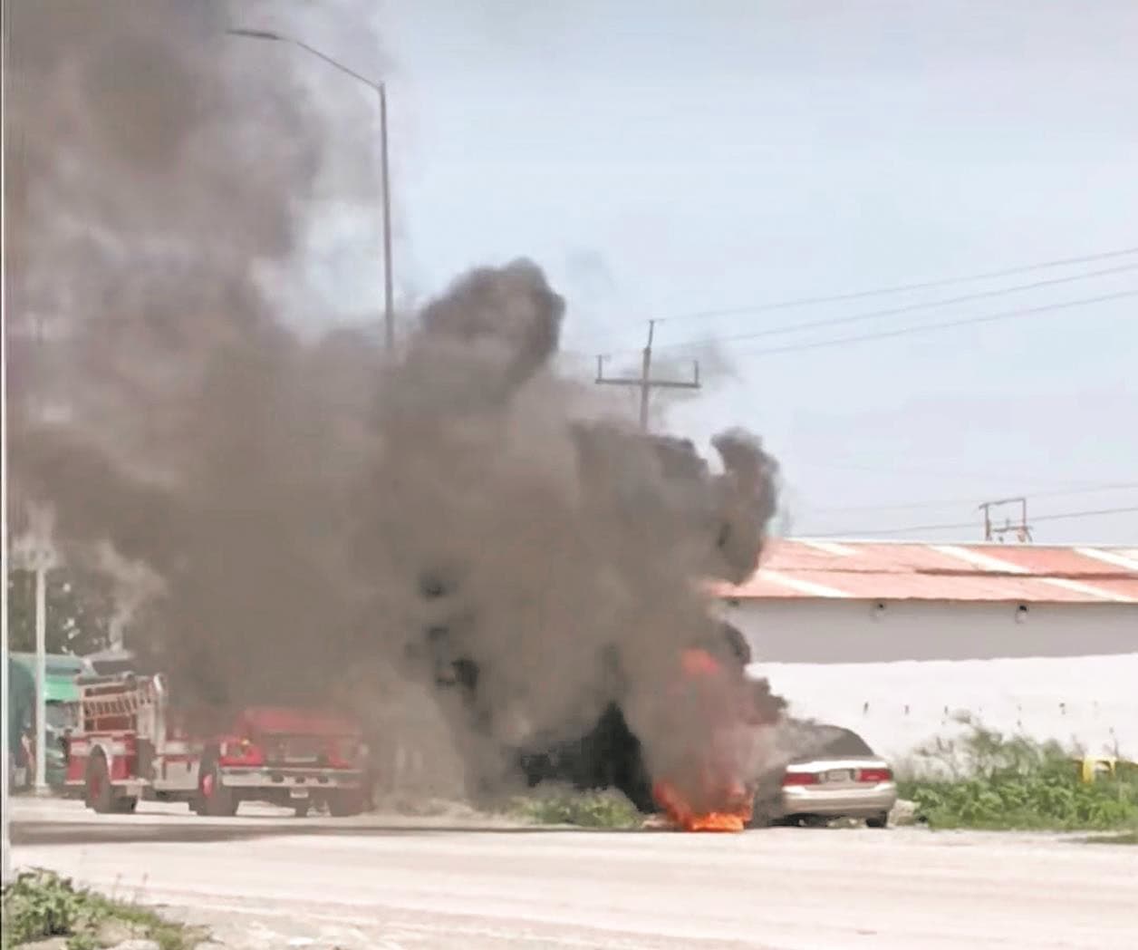 Arde vehículo en circulación