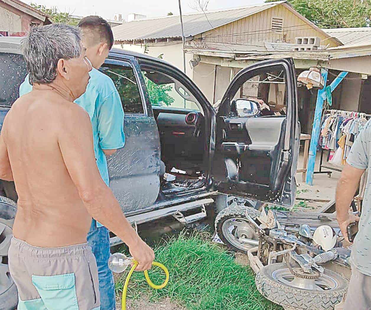 Choca contra casa e intenta darse a la fuga